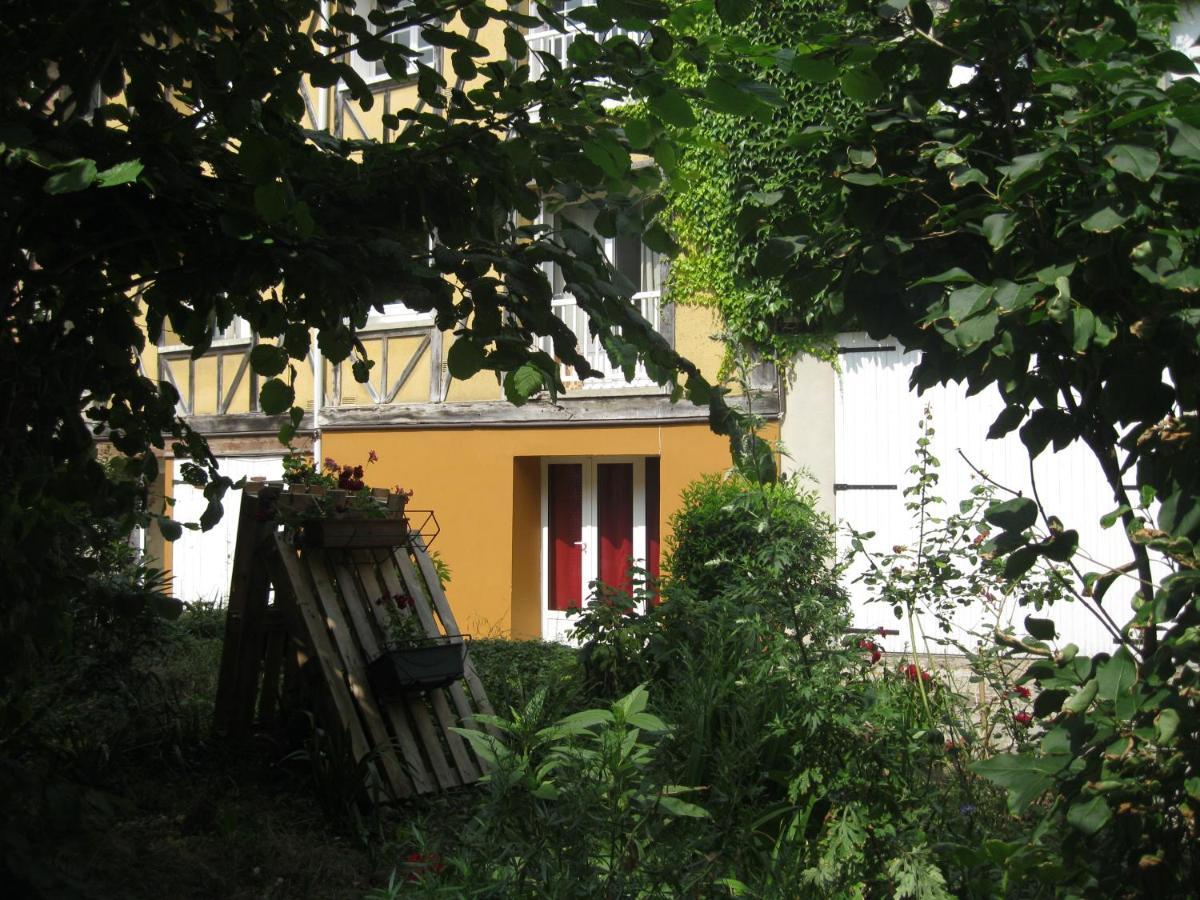 La Pause Sur Le Quai Maupassant A * Fécamp
